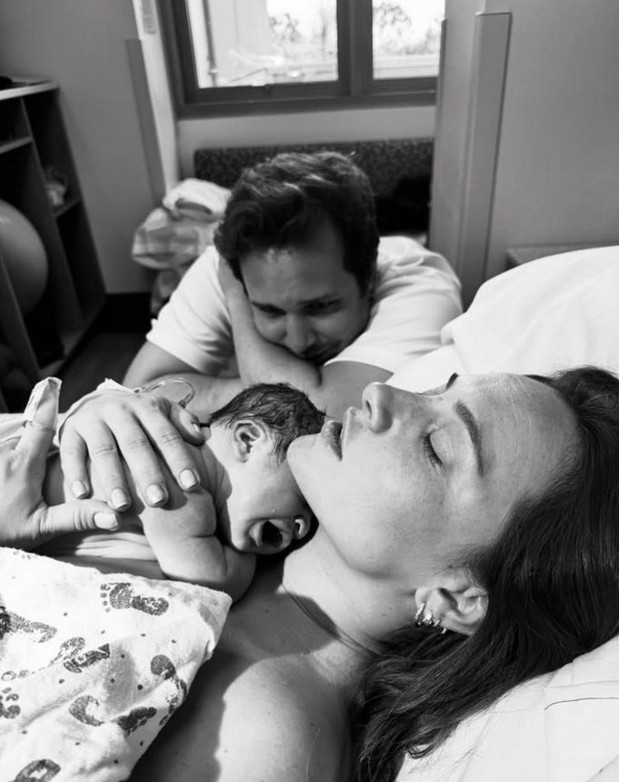 Başak Gümülcinelioğlu bebeğini kucağına aldı