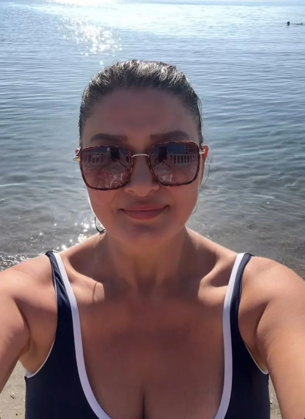 Nurgül Yeşilçay kasım ayında deniz keyfi yaptı