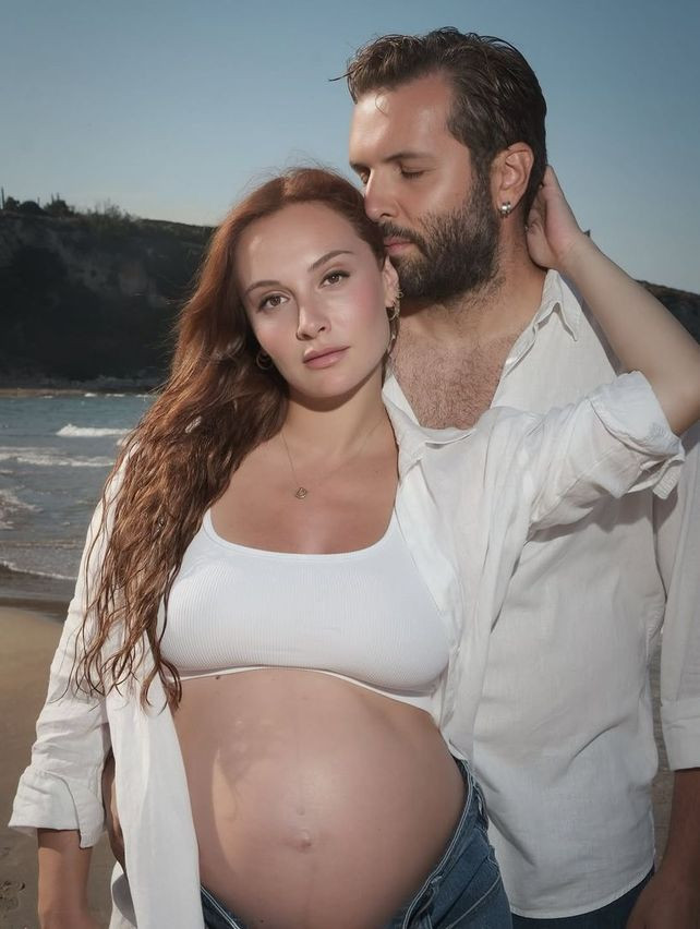 Başak Gümülcinelioğlu bebeğini kucağına aldı - Resim : 2