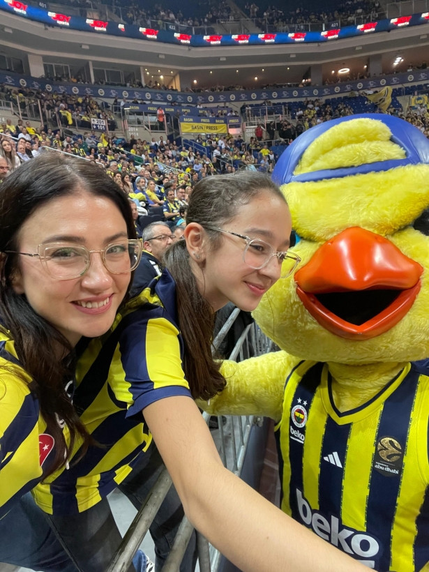 Ceren Benderlioğlu sevimli kızıyla maç keyfi yaptı