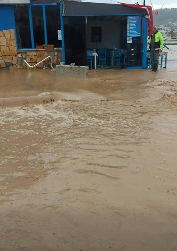 İzmir'de sağanak zor anlar yaşattı