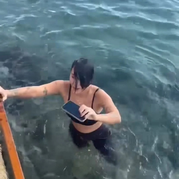 Ünlü şarkıcı hiç düşünmeden denize atladı - Resim : 2