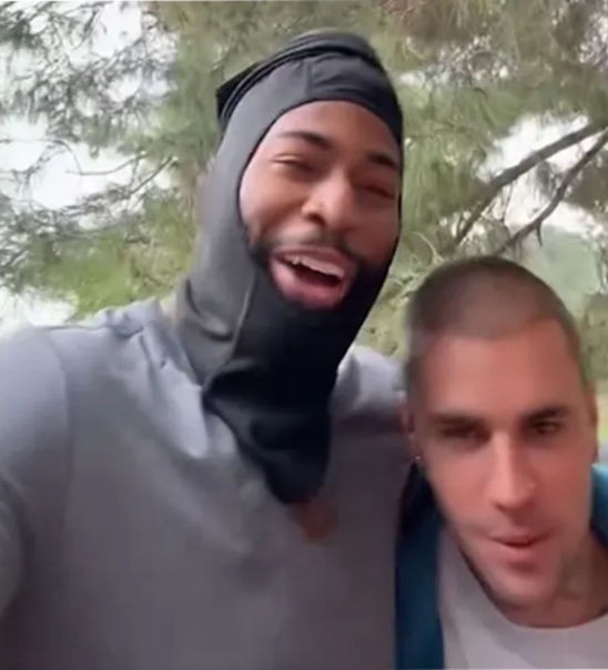 Justin Bieber aracı bozulan gence yardım etti