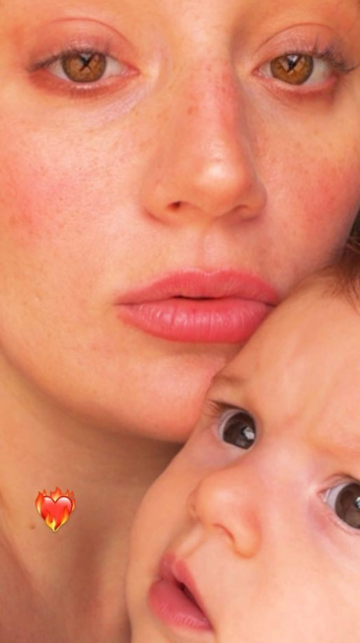 Gizem Karaca minik kızı Leyla’nın yüzünü gösterdi