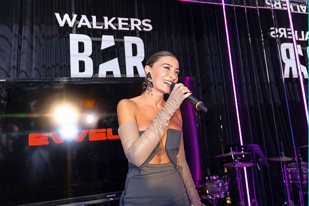 Sıla ve İlker Kaleli'nin yeni şarkı tanıtımındaki aşk bakışı gündem oldu - Resim : 2