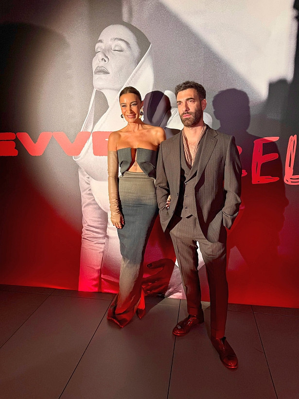 Sıla ve İlker Kaleli'nin yeni şarkı tanıtımındaki aşk bakışı gündem oldu