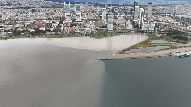 İzmir'de sağanak yağış etkili oldu