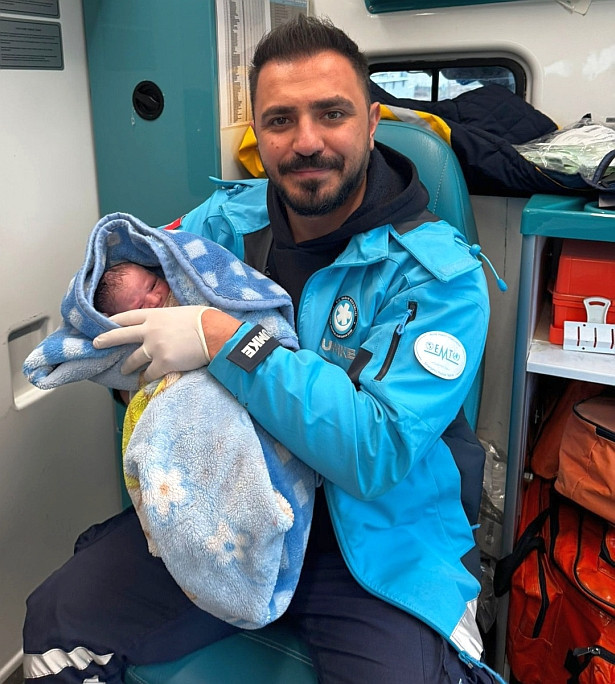 Ambulansta doğan bebeğe sağlık personelinin adı verildi