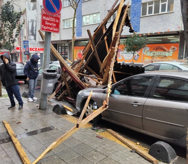 İstanbul'da fırtına esareti! Çatılar uçtu, ağaçlar devrildi