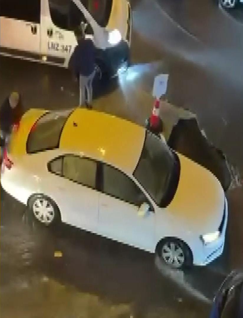 İstanbul'da sağanak yağış: Yol &ccedil;&ouml;kt&uuml;!