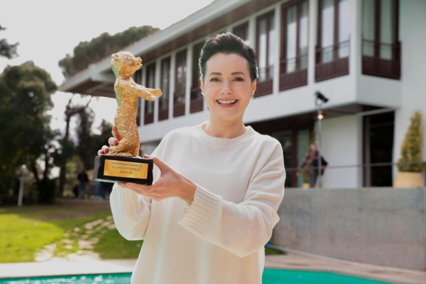 Özgü Namal’a "Kıskanmak" dizisinin setinde 'Altın Ayı' kutlaması