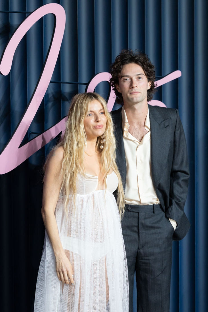 Gen&ccedil; aşkından hamile kalan oyuncu doğum i&ccedil;in g&uuml;n sayıyor