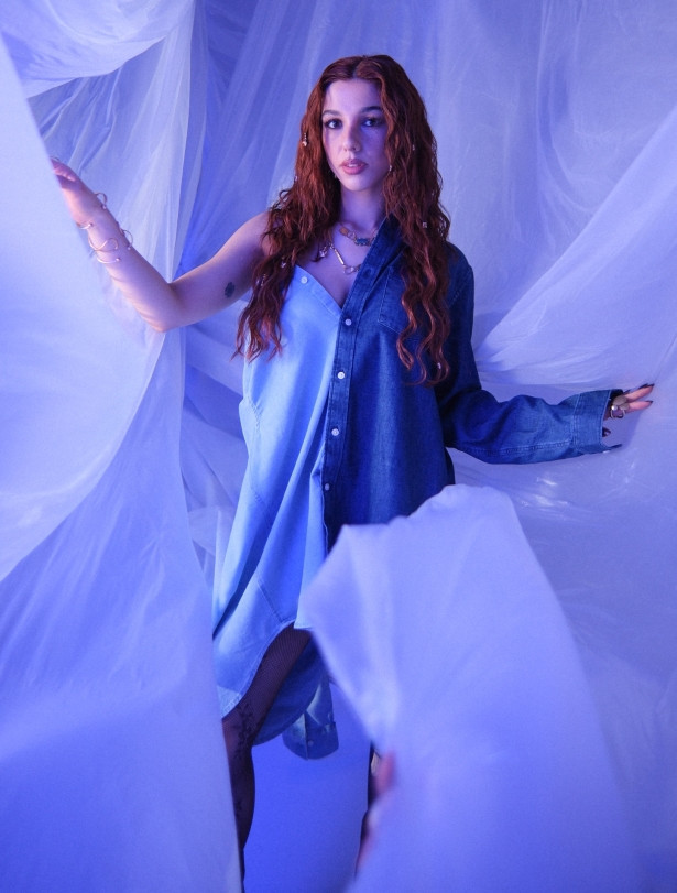 Seli̇n, yeni̇ tekli̇si̇ "Başka Bi̇ri̇" ile hayali̇ senaryoları anlatıyor