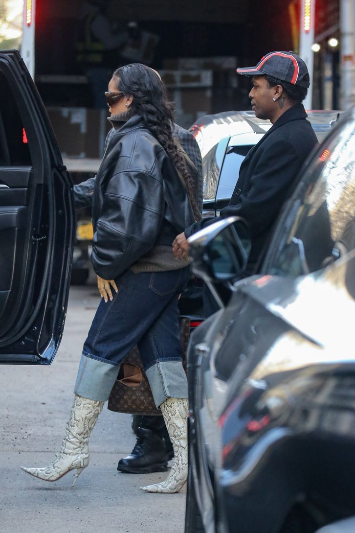 Evine silahlı saldırı d&uuml;zenlenen Rihanna g&uuml;venlik &ouml;nlemini artırdı