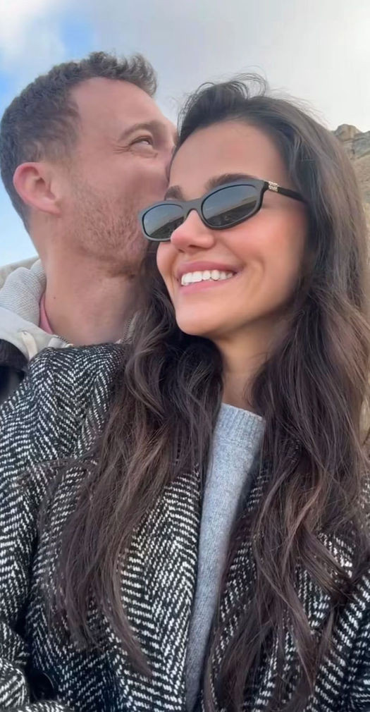 Yakışıklı oyuncunun fenomen sevgilisinin y&uuml;z&uuml;nde g&uuml;ller a&ccedil;ıyor