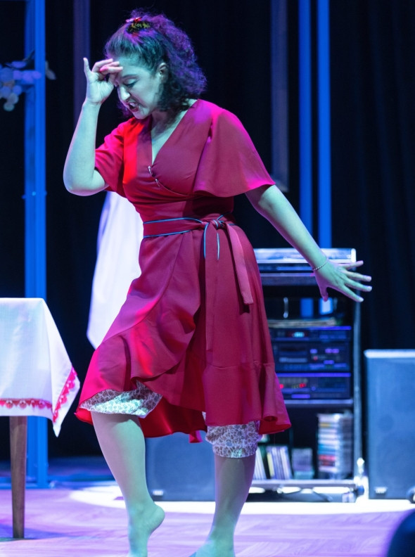 Ecem Erkek hem g&uuml;ld&uuml;rd&uuml;, hem de ağlattı