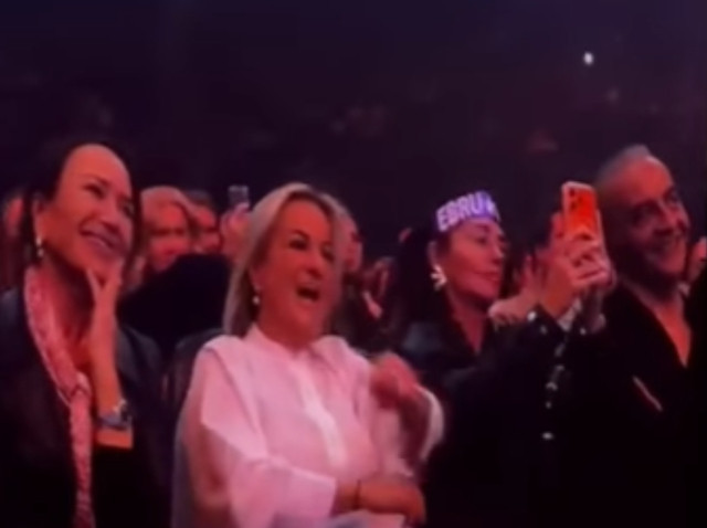 Ebru G&uuml;ndeş y&uuml;z&uuml;n&uuml; gerdirdi - Resim : 3