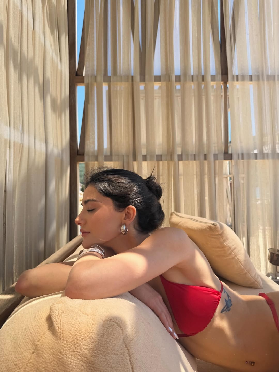 22 yaşındaki Helin Kandemir'in bikinili pozlarına beğeni yağdı - Resim : 2