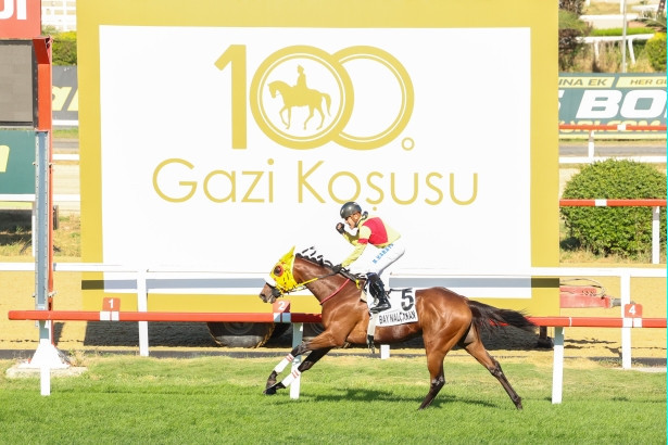 &Uuml;nl&uuml;ler, Hipodrom.com locasında 100'&uuml;nc&uuml; Gazi Koşusu heyecanını yaşadı - Resim : 3