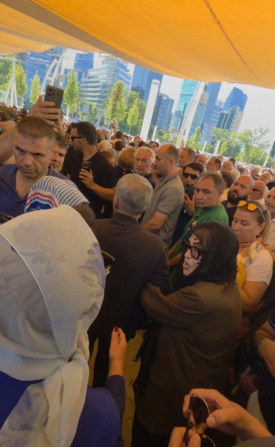 T&uuml;rkan Şoray doğum g&uuml;n&uuml;nde cenaze t&ouml;renine katıldı