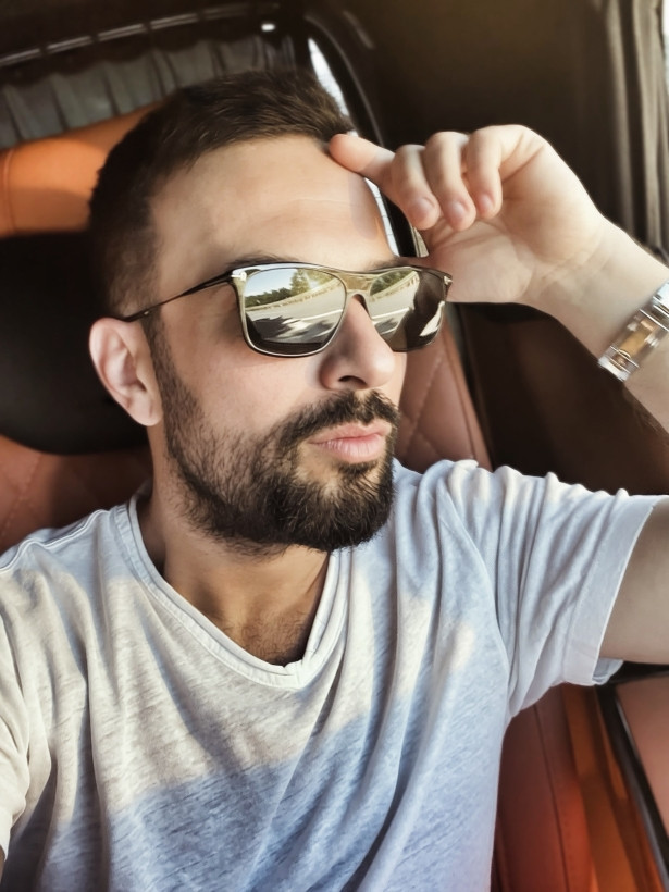 Saçlarını kısacık kestiren Tarkan'ın yeni imajına yorum yağdı