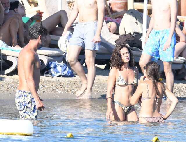Özge Özpirinçci denizde göbek attı