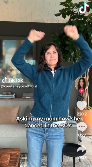 Friends yıldızı Courteney Cox, TikTok'taki dansıyla olay oldu ...